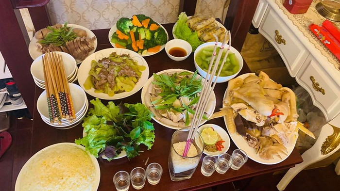 Mâm lễ cúng trong nhà và ngoài trời ngày Rằm tháng cô hồn Ảnh 1