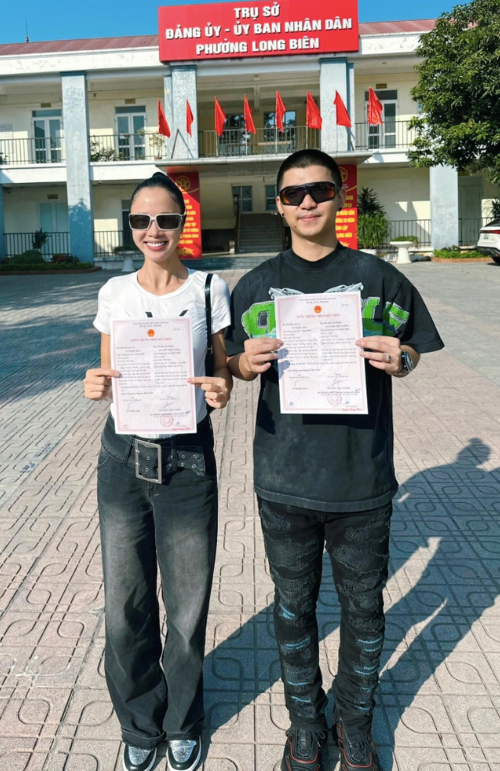 4 tháng sau đó, cả hai mới đăng kí kết hôn, chính thức trở thành vợ chồng hợp pháp.