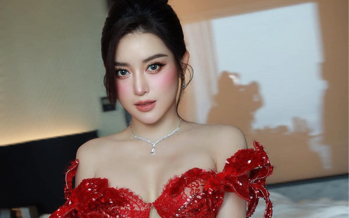 Á hậu Huyền My để lộ nhẫn kim cương ở ngón áp út Ảnh 2