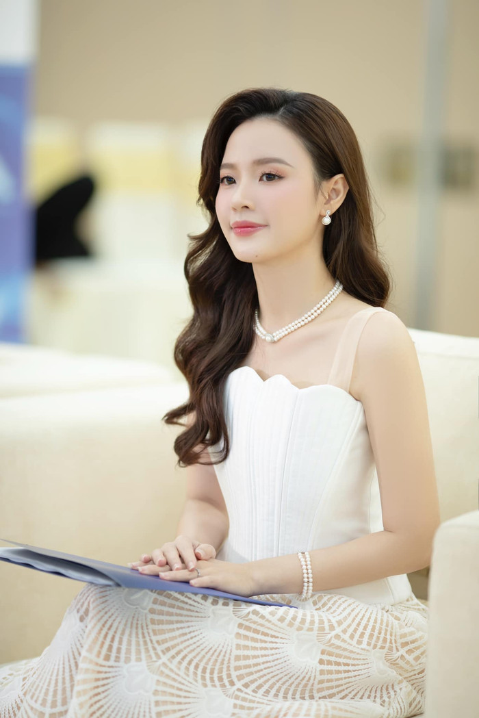 Gần đây nhất, Midu còn trở thành giám khảo cuộc thi thiết kế vương miện Miss Cosmo 2024. 
