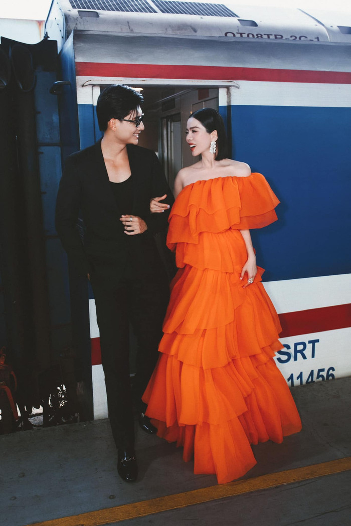 Cả 2 thoải mái phát cẩu lương trước đông người.