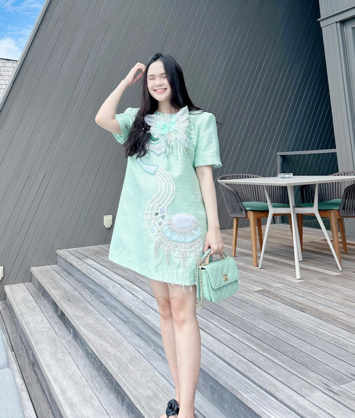 Vợ Duy Mạnh sở hữu cuộc sống sang chảnh, thường xuyên diện hàng hiệu.