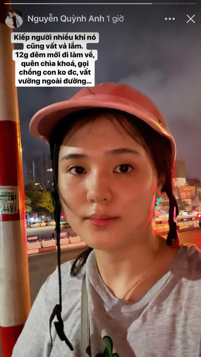 Quỳnh Anh không thể vào nhà vì quên chìa khoá, gọi chồng con không được nên vất vưởng ngoài đường.
