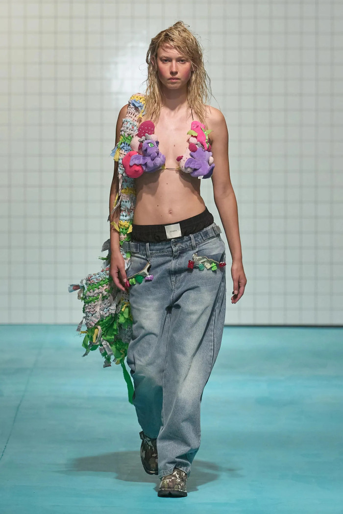 Xu hướng này còn được thương hiệu (Di)vision ứng dụng cho BTS Xuân/Hè 2025. Ảnh Vogue