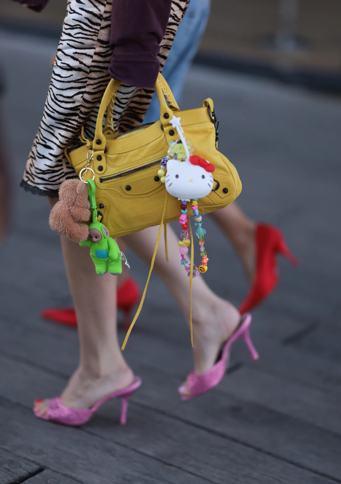 Thú nhồi bông trở thành phụ kiện thời trang được ưa chuộng. Ảnh Vogue