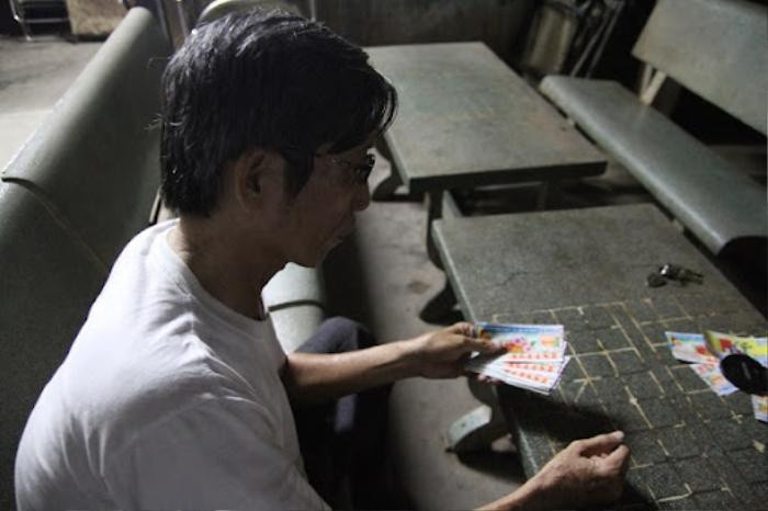 Người đàn ông đã mua vé số hi vọng đổi đời (ảnh minh họa)