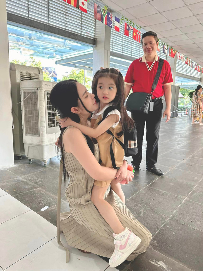 Đoàn Di Băng lộ diện sau biến cố, đưa các con đến trường trong ngày đầu tiên đi học.