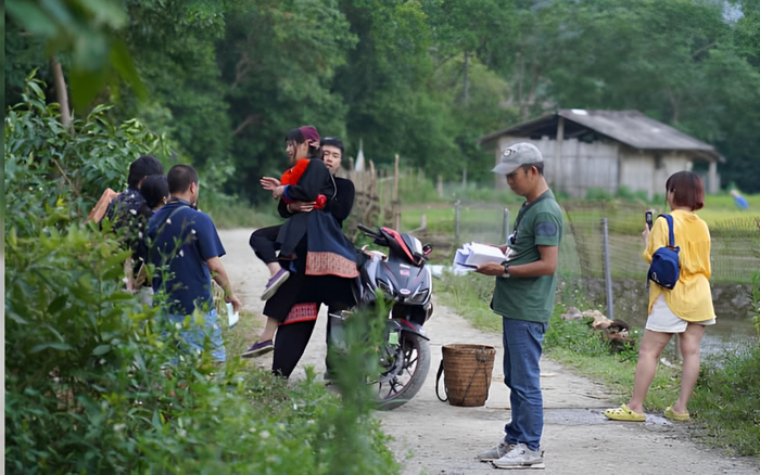 Cảnh Chải bế Pu làm bùng nổ mạng xã hội.