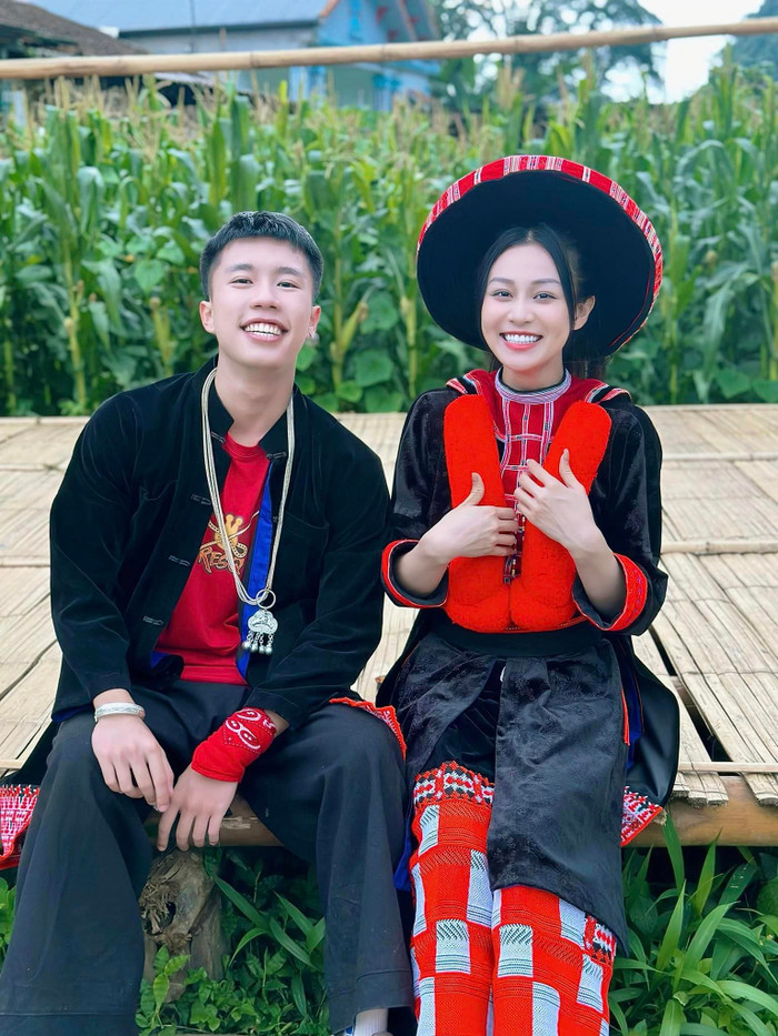 Mota Nguyễn tên thật là Nguyễn Quỳnh Châu, sinh năm 1998. Cô từng tốt nghiệp loại giỏi, ngành diễn xuất tại Trường Đại học Sân khấu - Điện ảnh Hà Nội. 