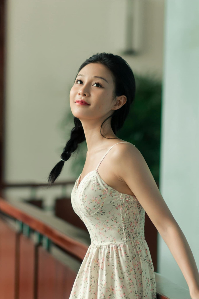 Cách đây 1 năm, nữ phụ Đi Giữa Trời Rực Rỡ từng gây bão khi đảm nhiệm vai Tuyết trong Biệt Dược Đen, kết hợp Bảo Anh, Huỳnh Anh. Ở dự án này, cô thành công thể hiện nhân vật có tâm lý phức tạp, được khán giả công nhận về thực lực diễn xuất.