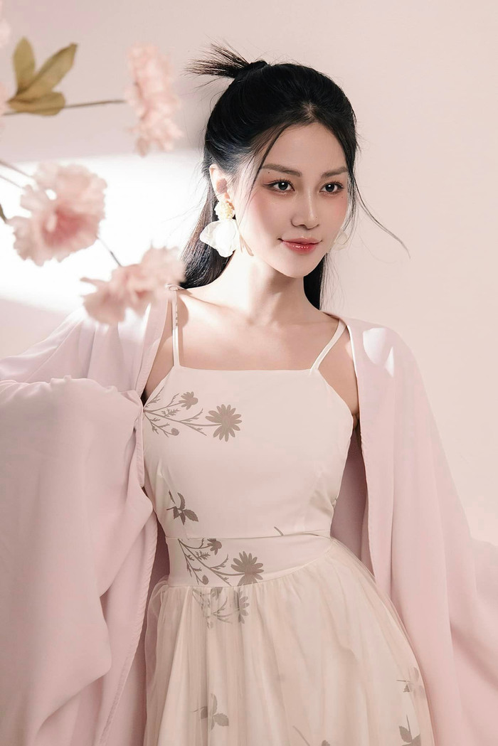 Tuy nhiên, những năm gần đây, người đẹp cho biết, cô không theo đuổi phong cách quyến rũ nữa, mà đã trở nên thanh lịch, ngọt ngào hơn. Sắc vóc Dất Đi Giữa Trời Rực Rỡ được đánh giá đẹp không thua kém dàn hot girl đình đám. 