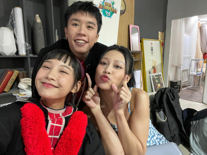 Nữ diễn viên cũng rất thân thiết với dàn cast Đi Giữa Trời Rực Rỡ, không ngại rủ nhau tạo dáng nhắng nhít sau mỗi set quay.