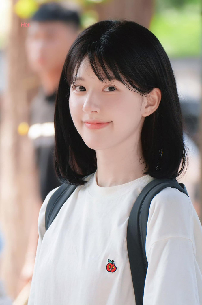 Triệu Lộ Tư liên tục lấy được thiện cảm của khán giả nhờ nhan sắc ngọt ngào, khả năng trang điểm, phối đồ cực đỉnh. 