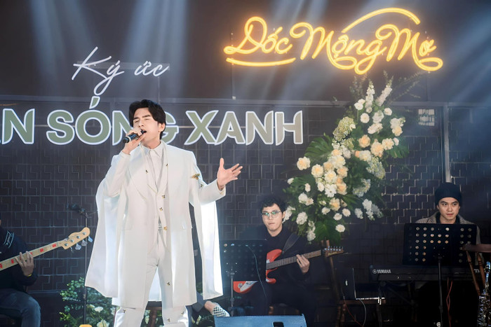 Đan Trường trong đêm nhạc tại Dốc Mộng Mơ trước đây.