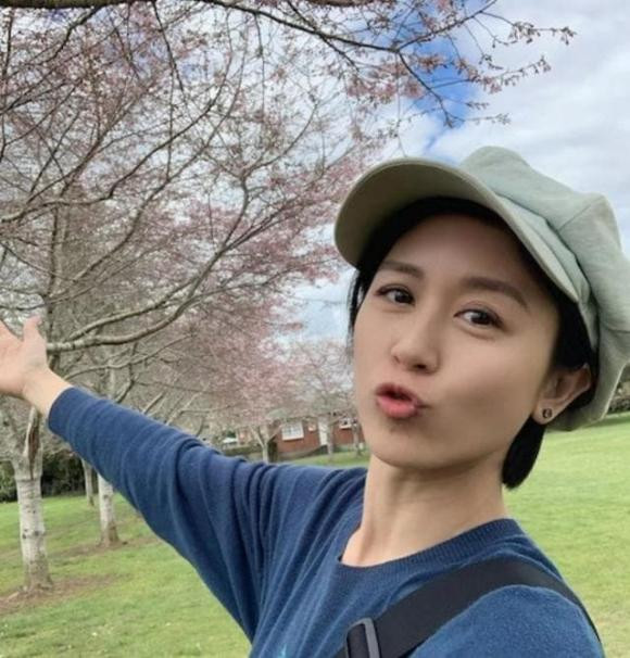 Sau khi đưa 2 con qua New Zealand sinh sống, nữ diễn viên nổi tiếng một thời làm YouTuber. 