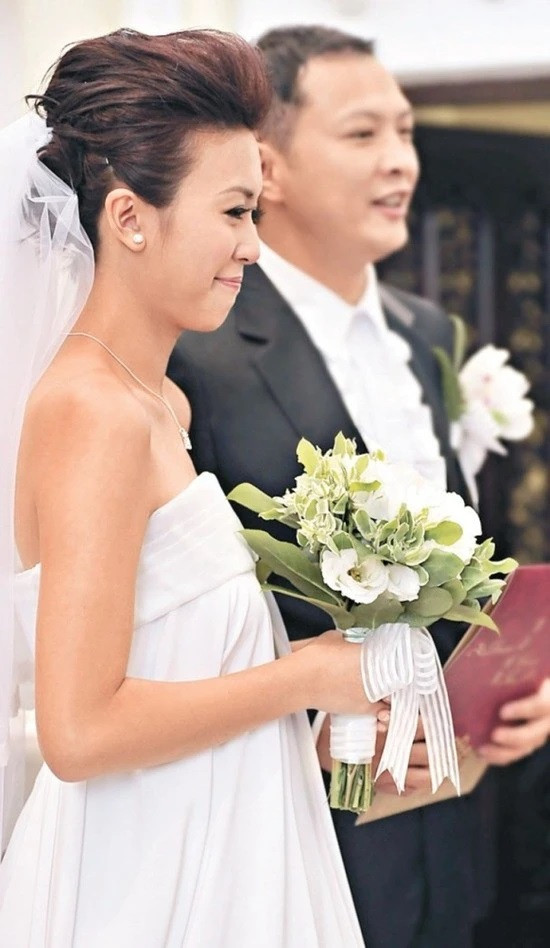 Nữ diễn viên lui về chăm sóc tổ ấm sau khi kết hôn. Tuy nhiên, cuộc hôn nhân của cô kéo dài 6 năm là đường ai nấy đi. Nữ diễn viên làm mẹ đơn thân, nuôi 2 con nhỏ. 