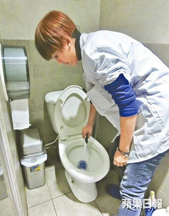 Vài năm trước, Đường Ninh từng bị bắt gặp làm nhân viên dọn vệ sinh ở quán trà sữa. 