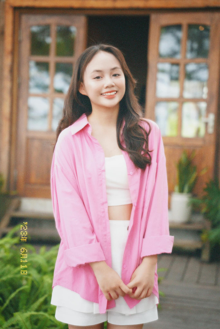 Hồng Nhung sở hữu ngoại hình sáng, chuộng phong cách ngọt ngào, thanh lịch.