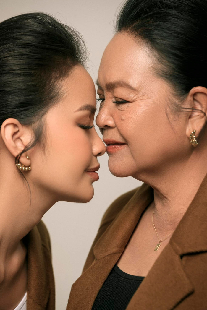 Hoa hậu Ngọc Châu và mẹ trong bộ ảnh gần nhất được chia sẻ trên trang cá nhân của cô. 