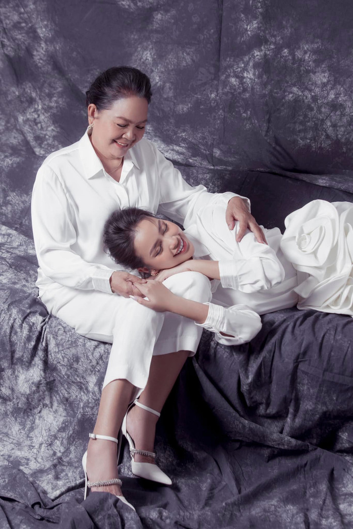 Sau khi chồng mất, cô Gái một mình bươn chải nuôi con gái nên người. 