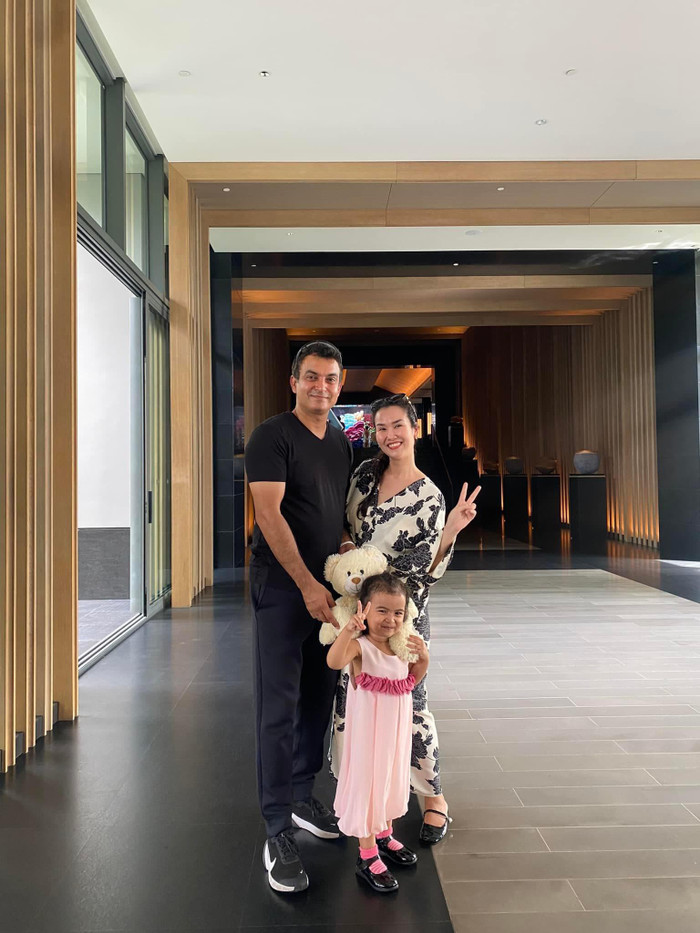 Đang mang bầu cô vẫn cân bằng được việc đi diễn và dành thời gian cho gia đình.