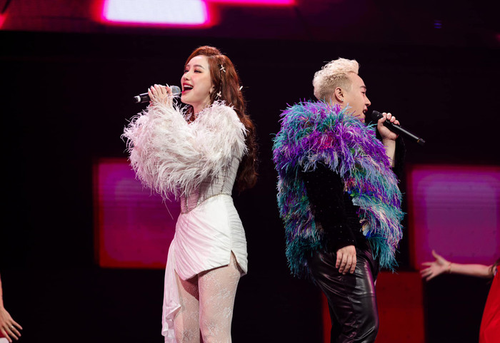 Song song với việc chăm con, Bảo Thy vẫn nhận lời đi hát. Ảnh: FBNV