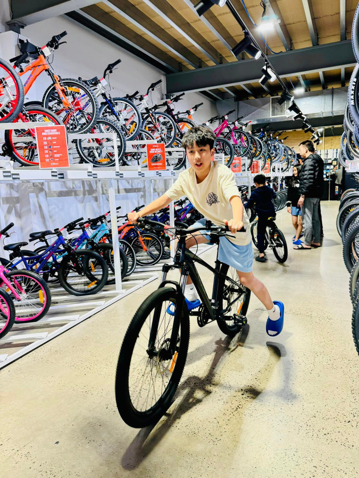 Bé Coca được bố tặng phần thưởng là một chiếc xe đạp. 