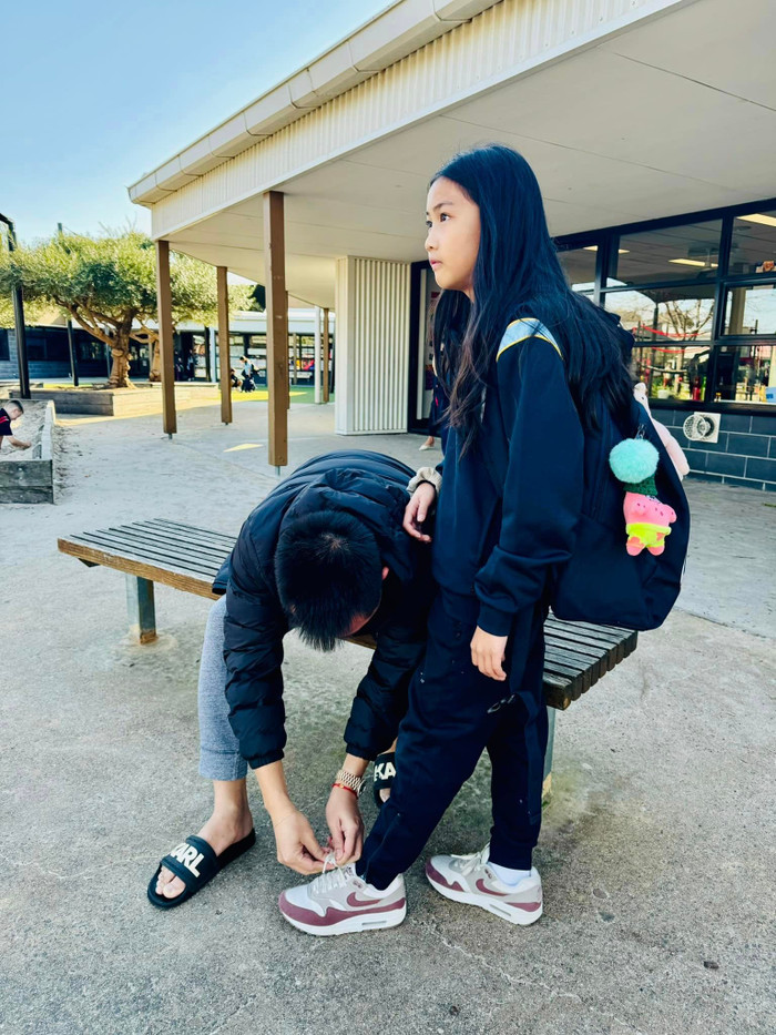 Doanh nhân Trí Rùa tất bật chăm sóc các con phụ giúp vợ khi ở Úc.