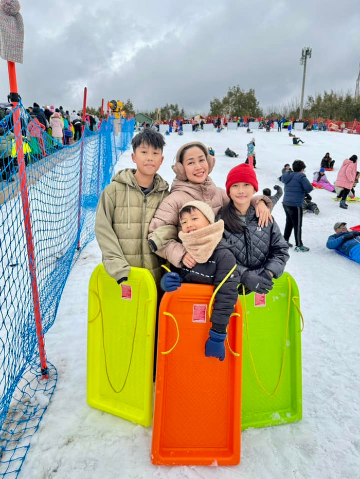 Ốc Thanh Vân đưa 3 con đi trượt tuyết ở Úc. 