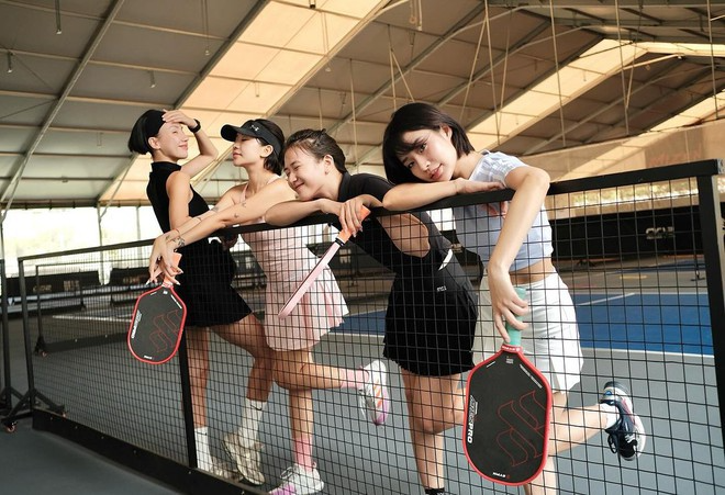 Hạt Mít (phải) và hội bạn hot girl thích diện váy kèm áo thun có màu tươi sáng mỗi khi chơi pickleball. 