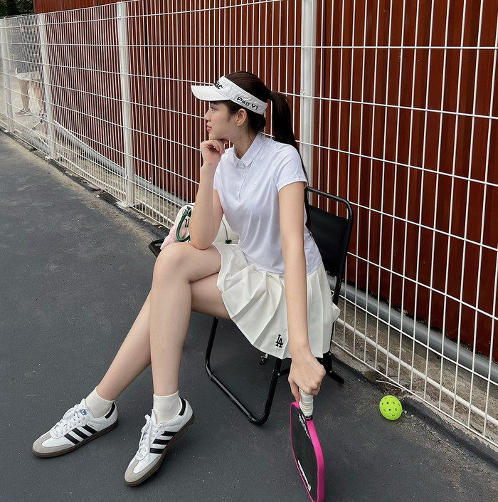 Đỗ Thị Hà chăm check-in mỗi khi xuống sân. Lần khác, cô cũng ưu tiên diện váy xếp ly phối cùng áo polo thể thao có cổ ra dáng một tiểu thư 'tài phiệt'.