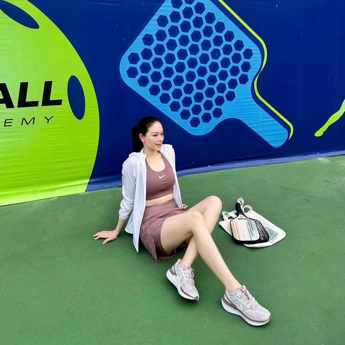 Linh Rin chọn nâu làm tông chủ đạo. Cô diện quần ngắn phối với bra-top và khoác thêm áo khoác mỏng để tăng thêm phần kín đáo. 