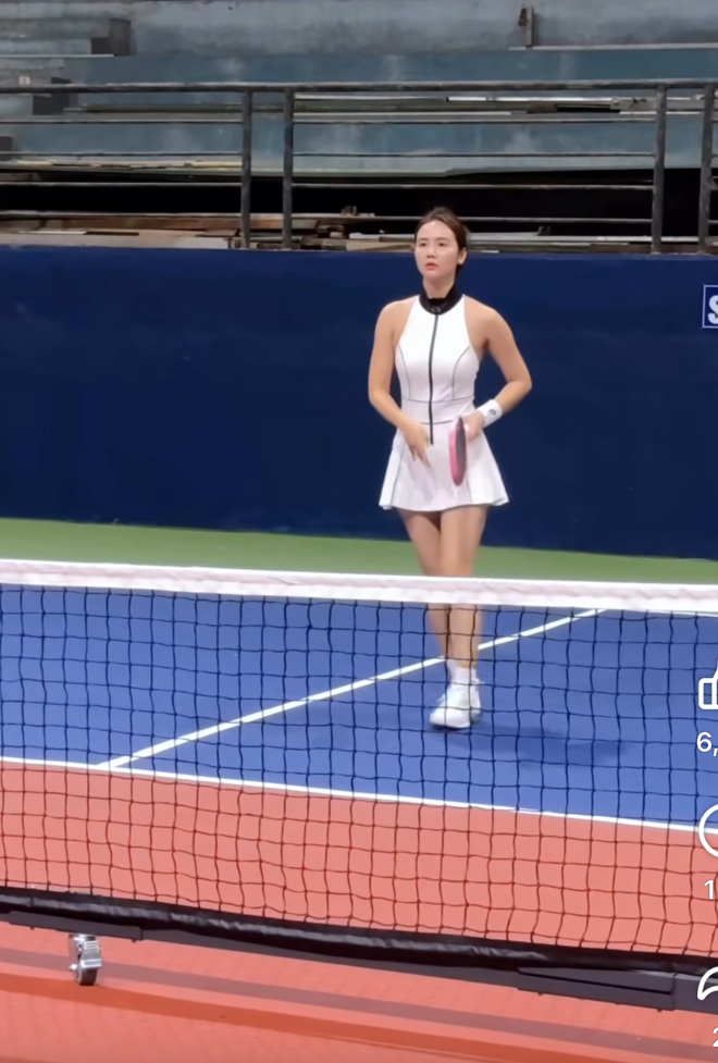 Huyền Lizzie năng động trong mẫu váy liền thân cổ trụ, khóa kéo. 