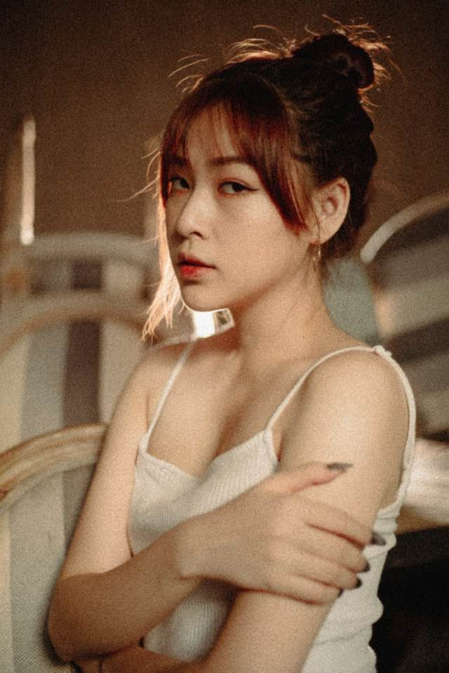 Bảo Ngọc diện trang phục quyến rũ, khéo khoe đường nét cơ thể. 