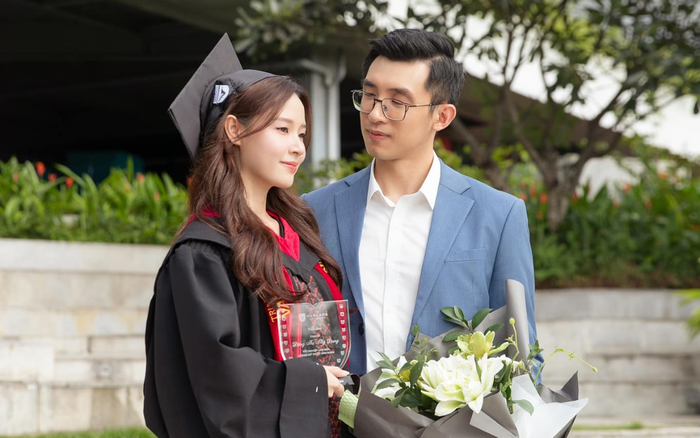 Midu vui mừng có chồng bên cạnh khi đón nhận cột mốc mới trong sự nghiệp học tập. Ảnh: FBNV