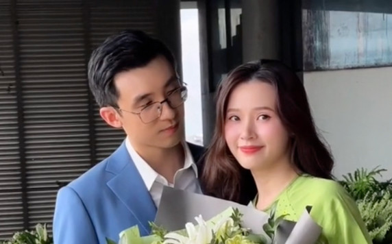 Midu diện áo dài suông che dáng, ánh mắt si tình của chồng thiếu gia gây chú ý Ảnh 2