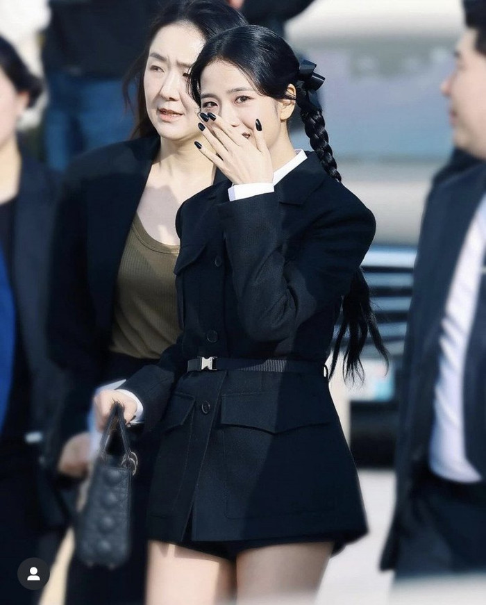 Jisoo làm mới phong cách thời trang nữ sinh trung học, tạo xu hướng mạnh mẽ.