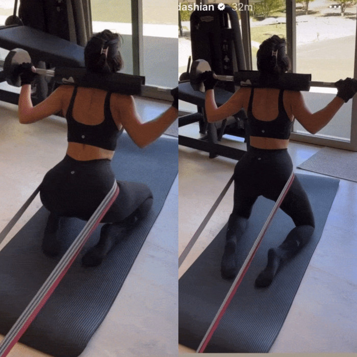 - Đặt mình trên đầu gối, đặt một dây kháng lực ngang xương chậu và chặn đầu dây trên điểm tựa bạn chọn. Đặt một thanh tạ nặng 20 kg lên vai và thực hiện động tác uốn cong xương chậu lên xuống, co cơ mông thật chặt với mỗi lần nâng xương chậu (4 hiệp, 12 lần/hiệp).