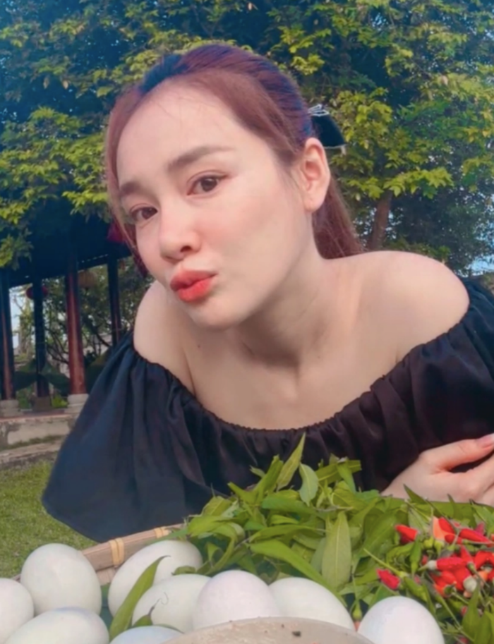 Nhan sắc của Nhã Phương khi livestream trò chuyện cùng người hâm mộ. 