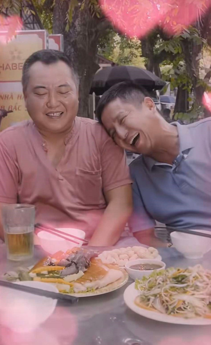 MC Hãy Chọn Giá Đúng và NSƯT Chí Trung có mối quan hệ thân thiết lâu năm. 