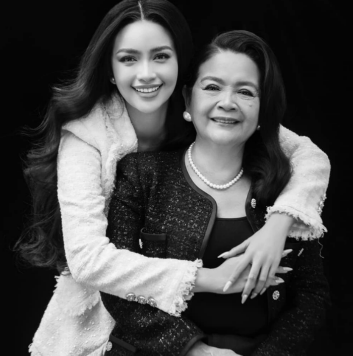 Lúc sinh thời, mẹ Ngọc Châu được nhiều đồng nghiệp của con gái yêu mến, gọi thân quen là 'má Bảy'. 