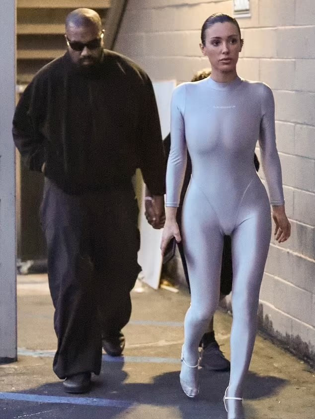 Vợ rapper tài sản 10 nghìn tỷ ngày càng gây tranh cãi với lối diện trang phục không giống ai. 