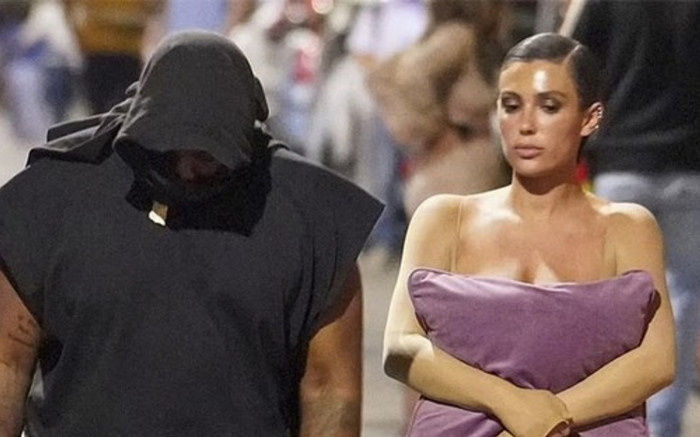 Gu thời trang 'mặc như không' của vợ rapper có tài sản 10 nghìn tỷ đồng Ảnh 2