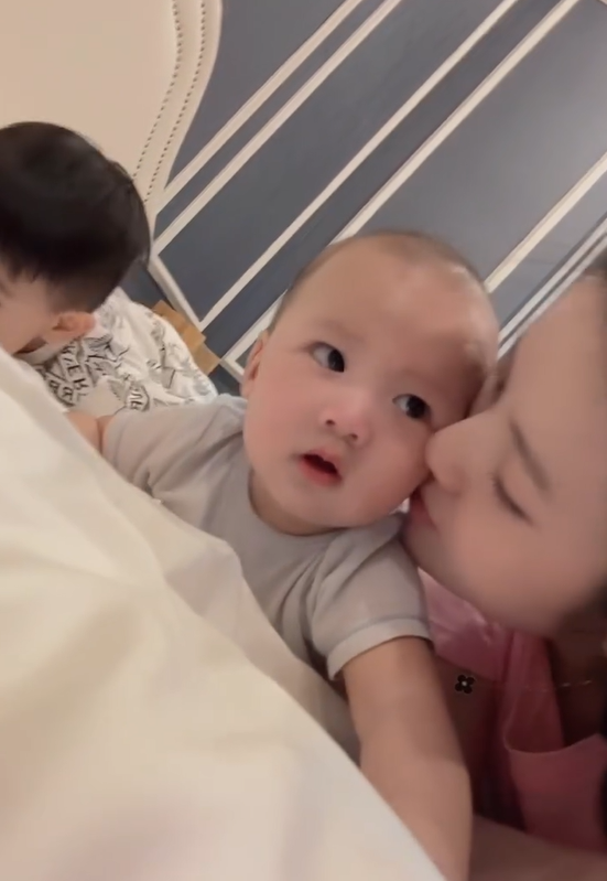 Bé Lido thừa hưởng hết vẻ đẹp từ bố Quang Hải và mẹ Chu Thanh Huyền. Ảnh chụp màn hình