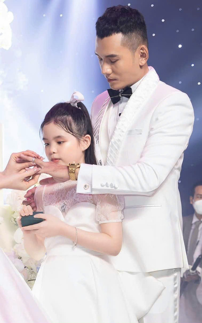 Lý Bình cưng chiều con riêng của vợ.