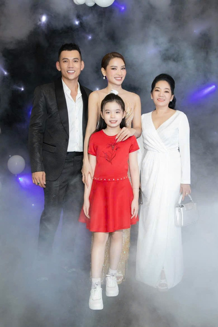 Mẹ Lý Bình yêu thương Mia hết mực.