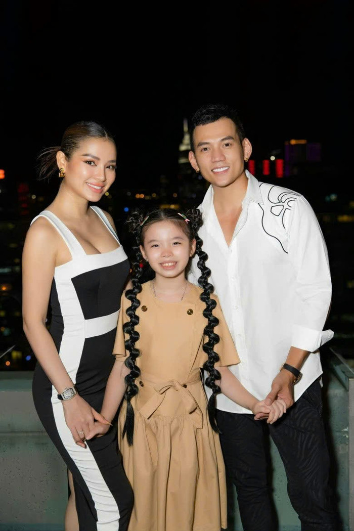 Mia thân thiết với bố dượng, được anh chăm sóc như con ruột.