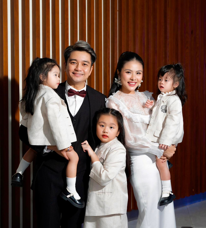 Tổ ấm hạnh phúc của diễn viên Vân Trang bên cạnh chồng và 3 cô con gái. 
