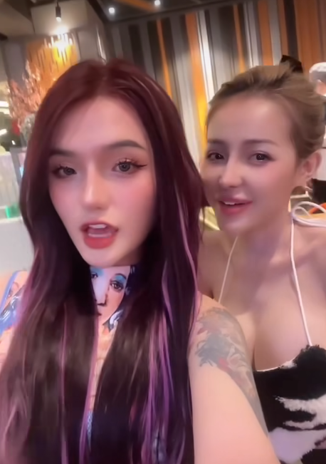 Phương Anh cho biết bản thân may mắn khi được gia đình ủng hộ trong hành trình tìm lại bản ngã thật của mình. 'Mình xin mẹ rút bảo hiểm mà mẹ mua riêng cho mình để đi chuyển giới. Mẹ, ba và chị Ngân đều đồng ý và ủng hộ quyết định này. Nhờ vậy, trong mình không gặp bất cứ khó khăn gì trong quá trình hoàn thiện thân hình con gái như hiện tại', em gái Ngân 98 nói. 