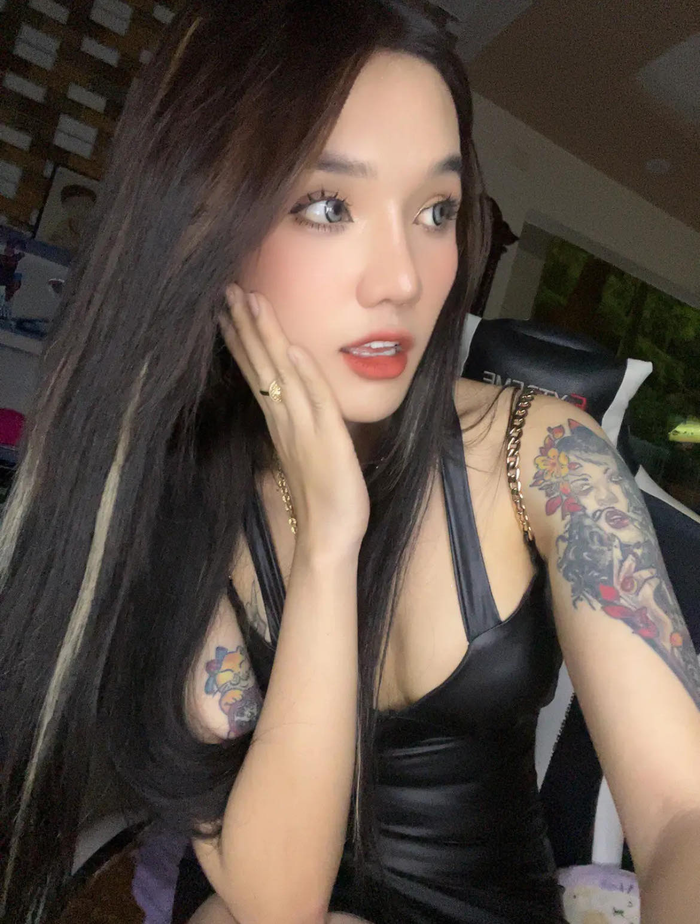 Hiện tại, Phương Anh đang có định hướng theo dạng streamer trên TikTok. Cô thường livestream ăn uống, trò chuyện cùng người hâm mộ giống chị gái. 